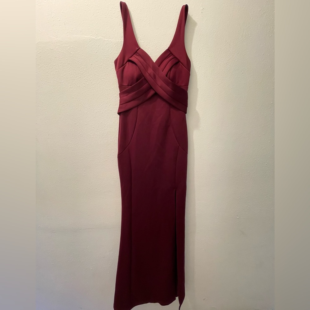 Fitting maroon dress with mid-thigh slit ♥️